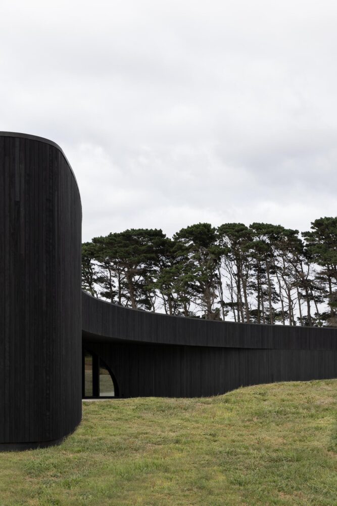 arquitectura orgánica, madera carbonizada, costa australiana