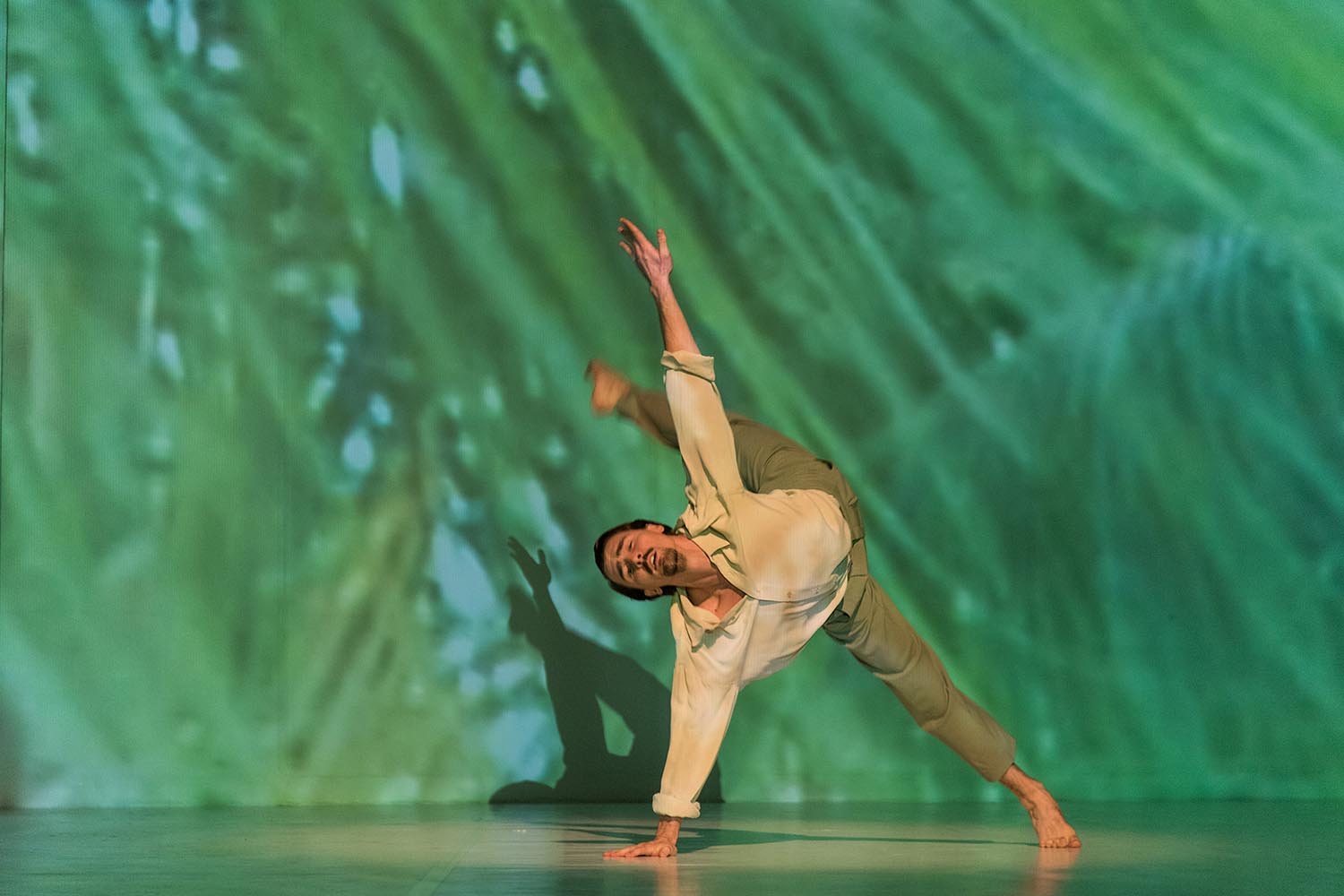 Reginald Lefebvre. Água. Pina Bausch. Opernhaus Wuppertal. Foto: © Karl-Heinz Krauskopf