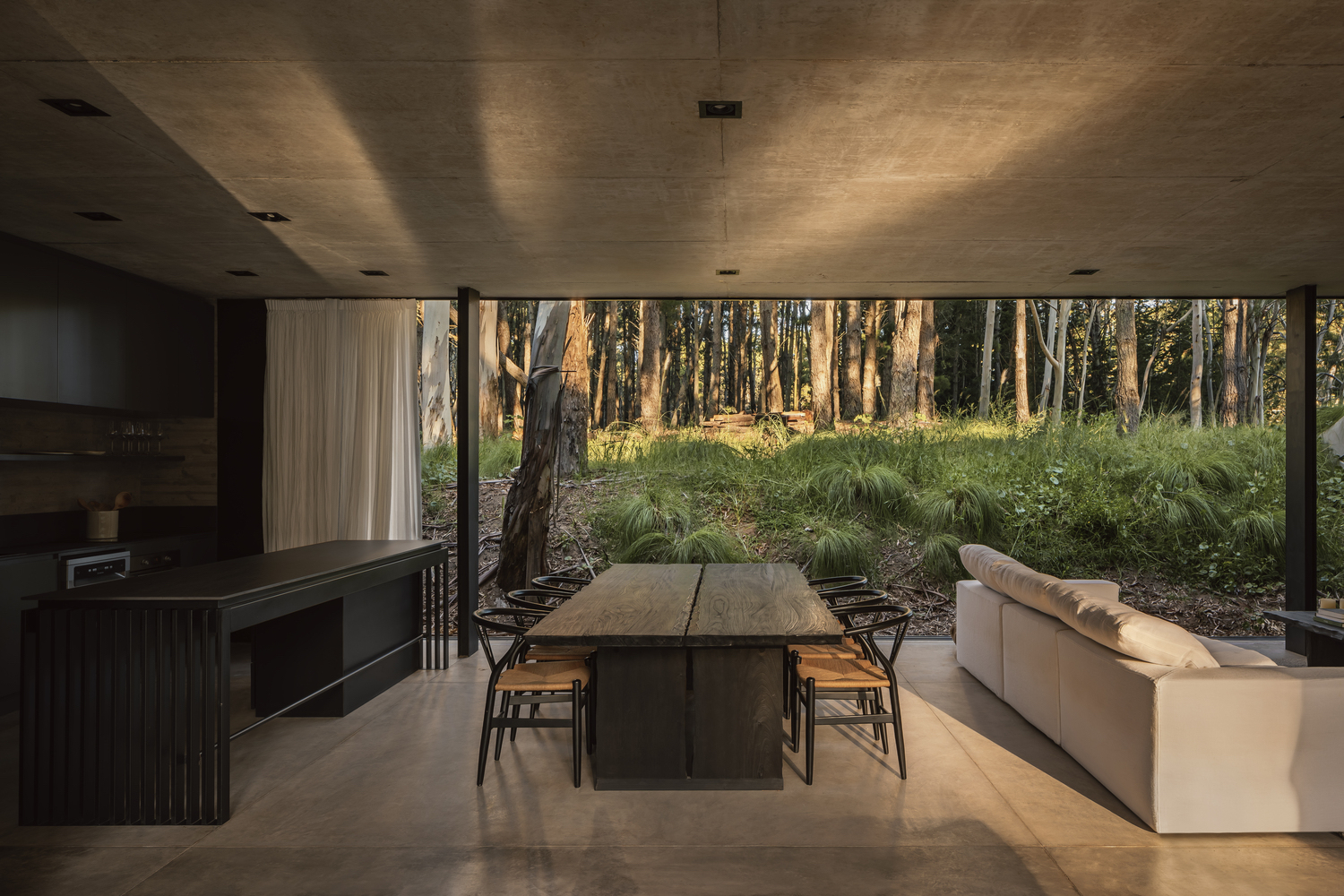 brutalismo, refugio en la naturaleza, casa enterrada, costa argentina