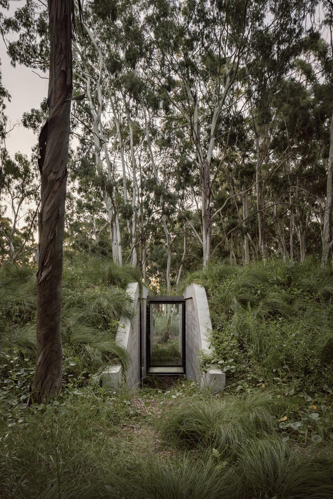 brutalismo, refugio en la naturaleza, casa enterrada, costa argentina
