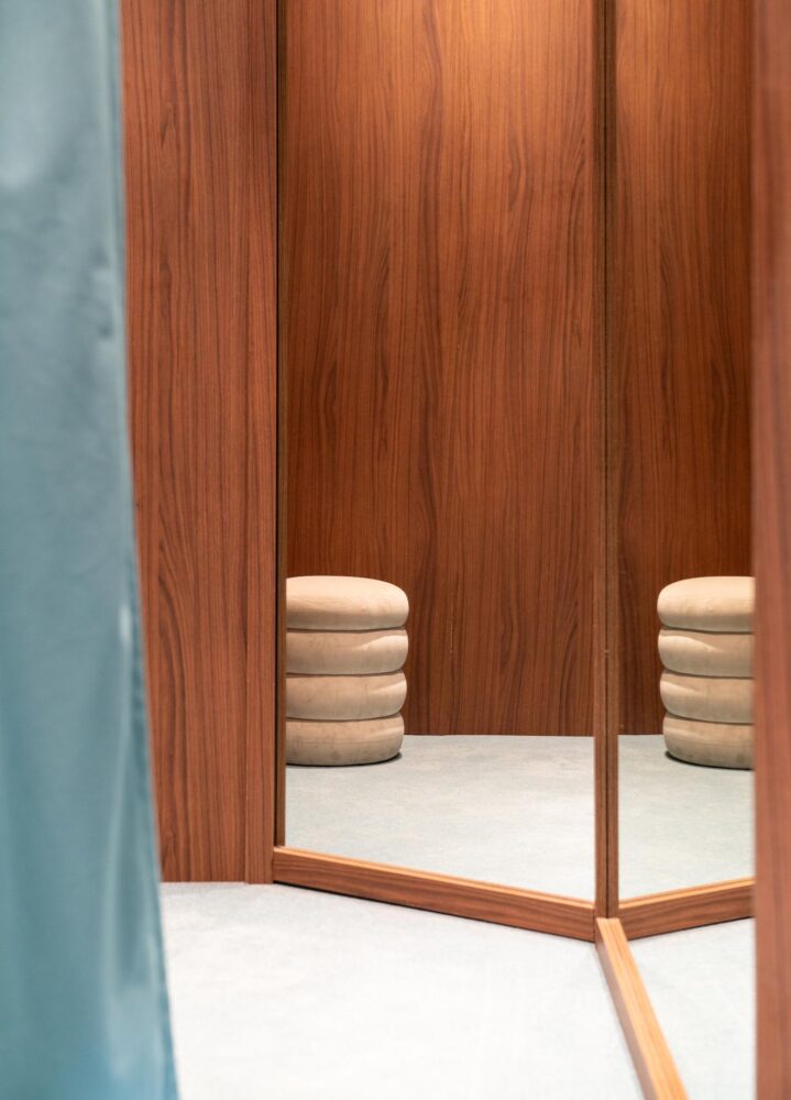 Nude Project, La Roca Village, estantería de madera, El Departamento,
