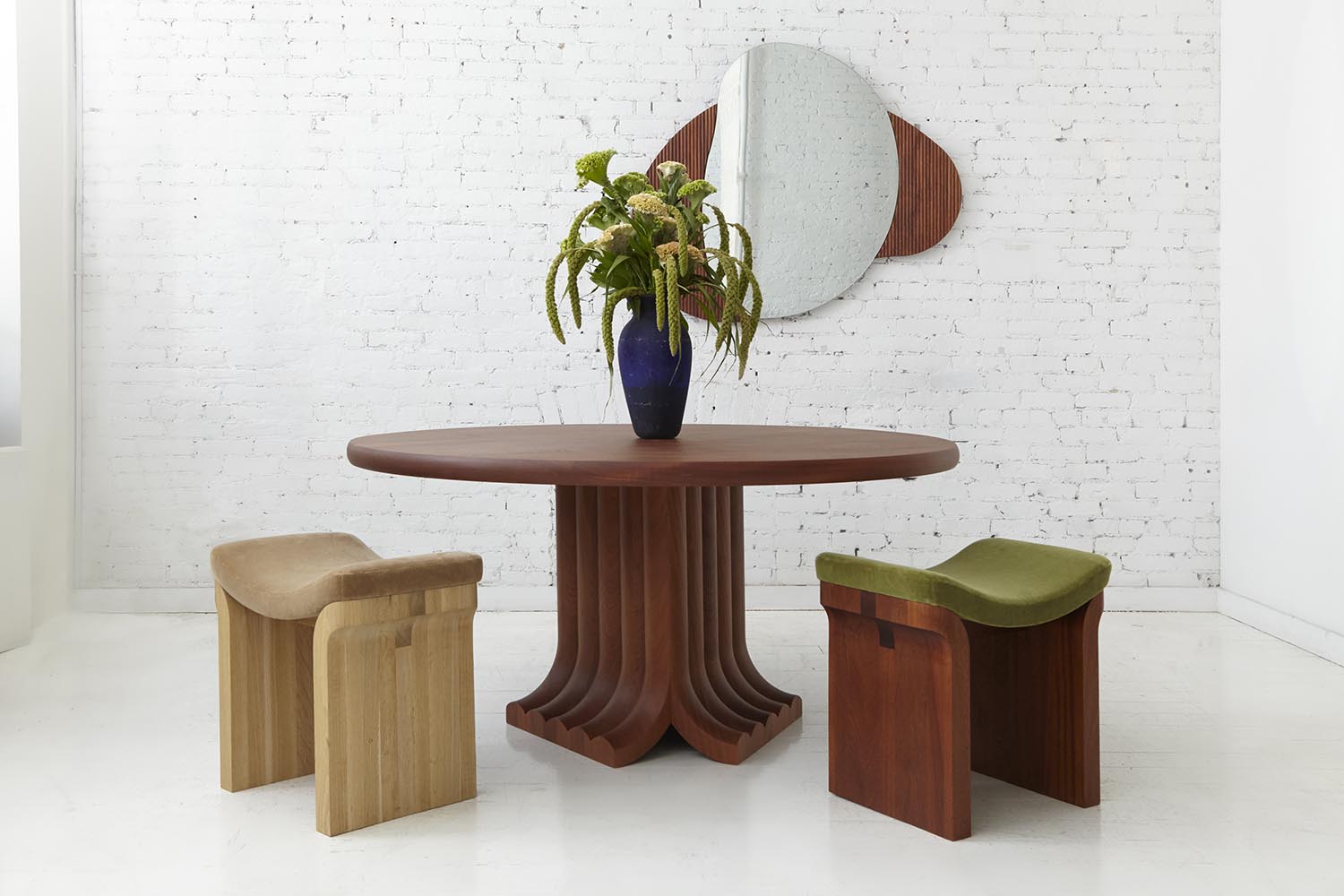 Bole Dining Table + Relevé Stool + Mairea Mirror. Vonnegut kraft. Diseñadores americanos de mobiliario