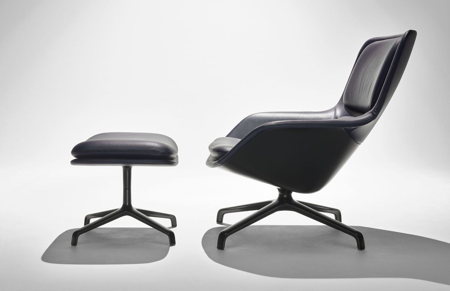 Striad Lounge Chair and Ottoman. HermanMiller. MillerKnoll. Espacios de trabajo
