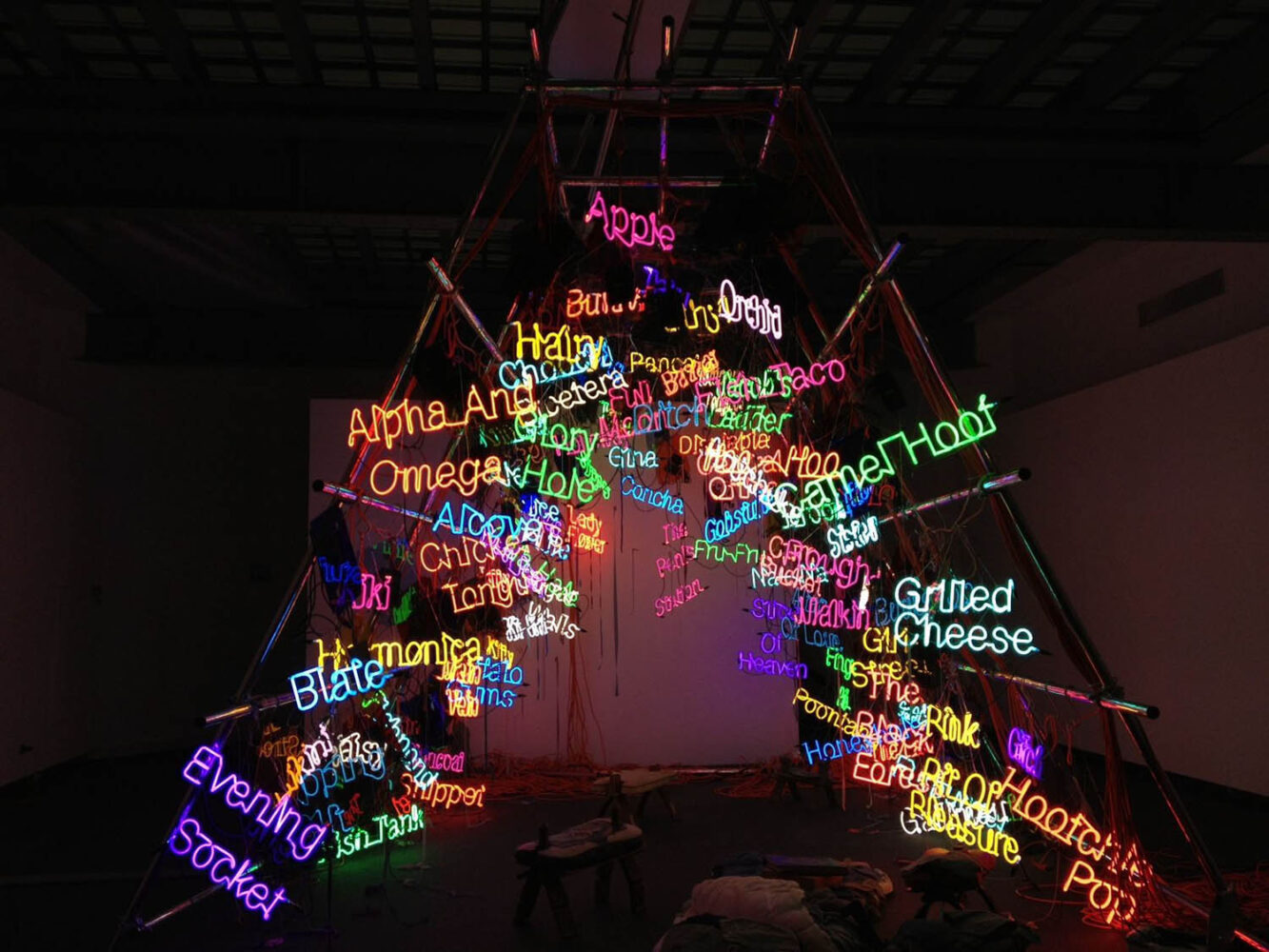 My Madinah- Pupp Tent. Jason Rhoades. 2005. Colección Helga de Alvear de Cáceres
