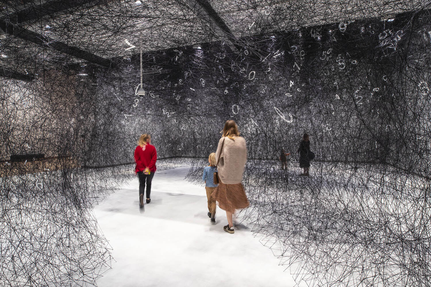 The Web of time. Chiharu Shiota. 2020. Mujeres artistas