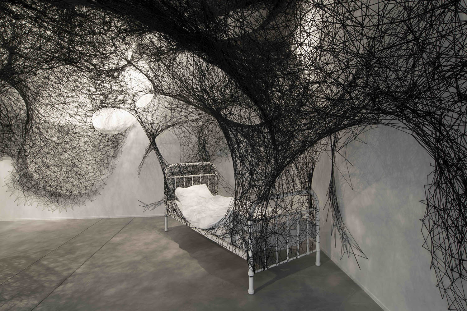 Sleeping is like death. Chiharu Shiota. 2016. Mujeres artistas