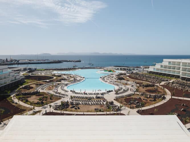 imagen aérea de la piscina de hotel