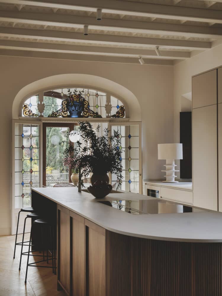isla de cocina con vistas al jardín