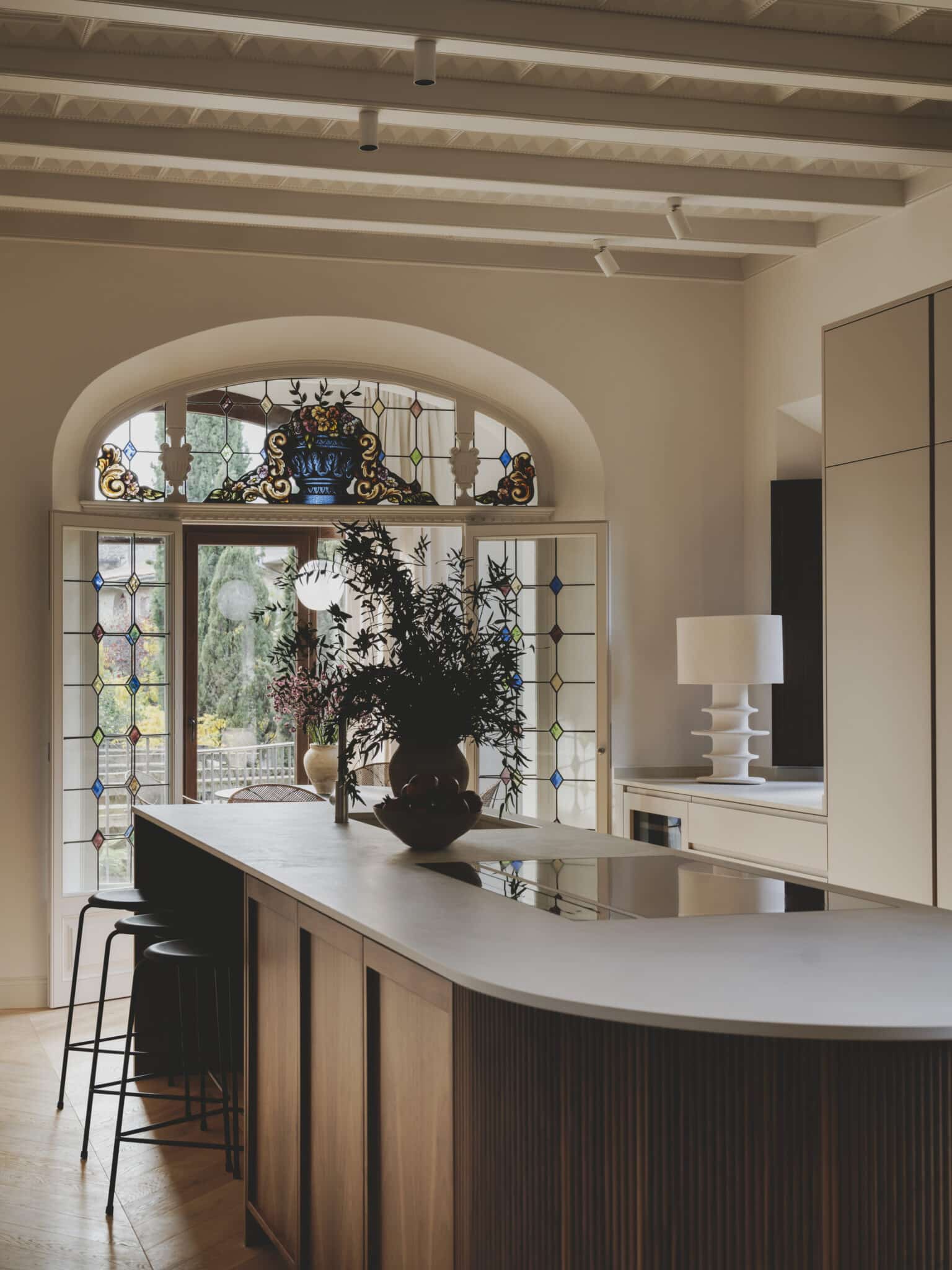 isla de cocina con vistas al jardín