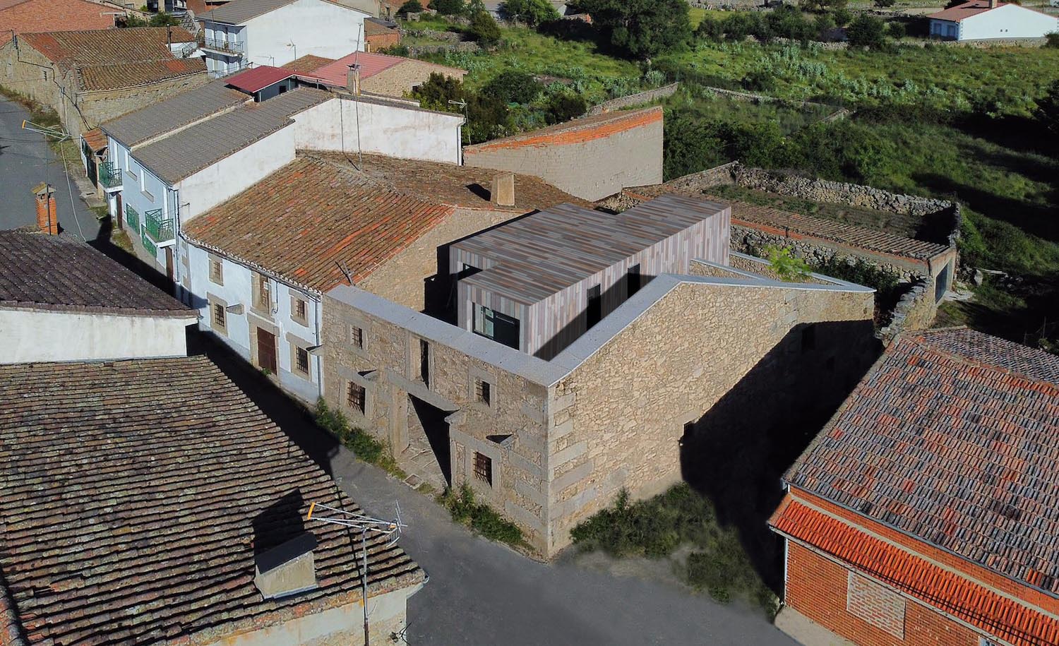 Casa escondida, Hombre de piedra, arquitectura industrializada