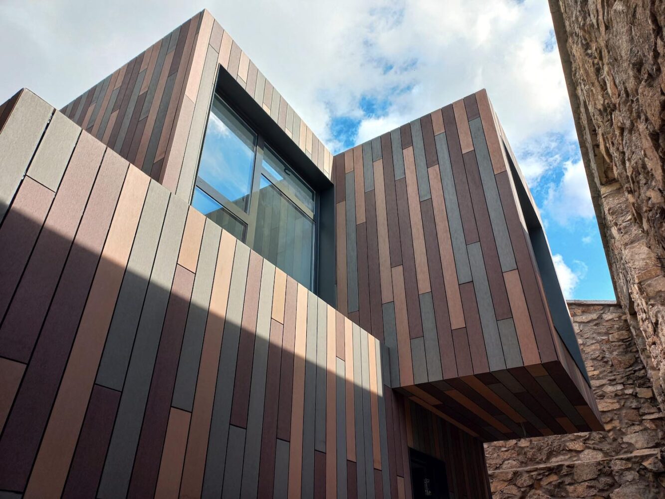 Casa escondida, Hombre de piedra, arquitectura industrializada