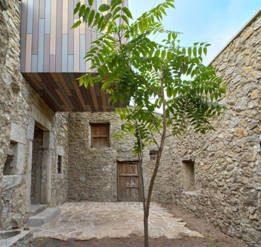 Casa escondida, Hombre de piedra, arquitectura industrializada