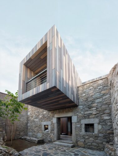 Casa escondida, Hombre de piedra, arquitectura industrializada