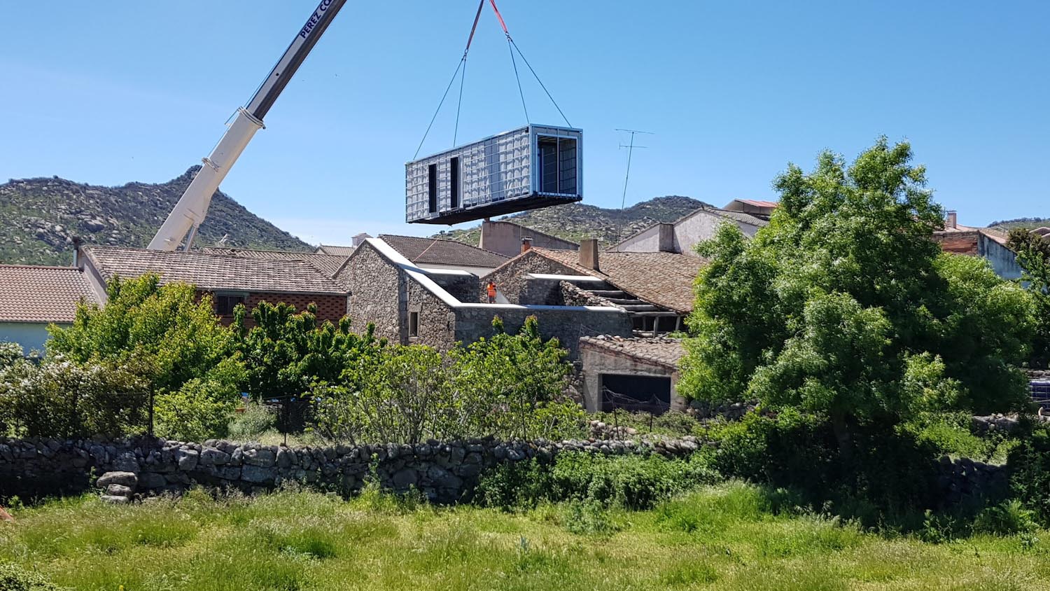 Casa escondida, Hombre de piedra, arquitectura industrializada