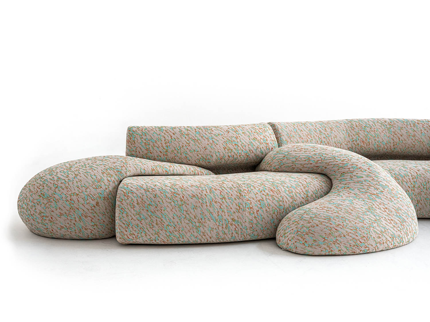 Gruuvelot. Patricia Urquiola. Moroso. Foto: © Studio Eye Milan Design Week 2025