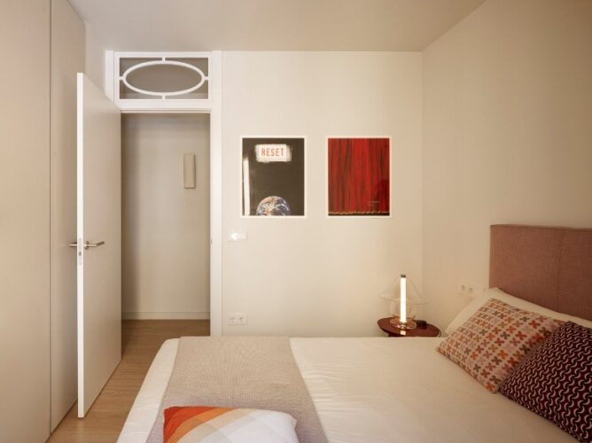 dormitorio simple con notas de color y diseño