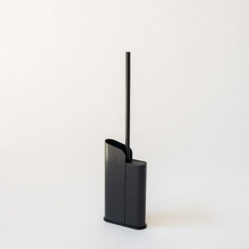 Escobilla de baño negra con soporte de diseño minimalista sobre fondo blanco.