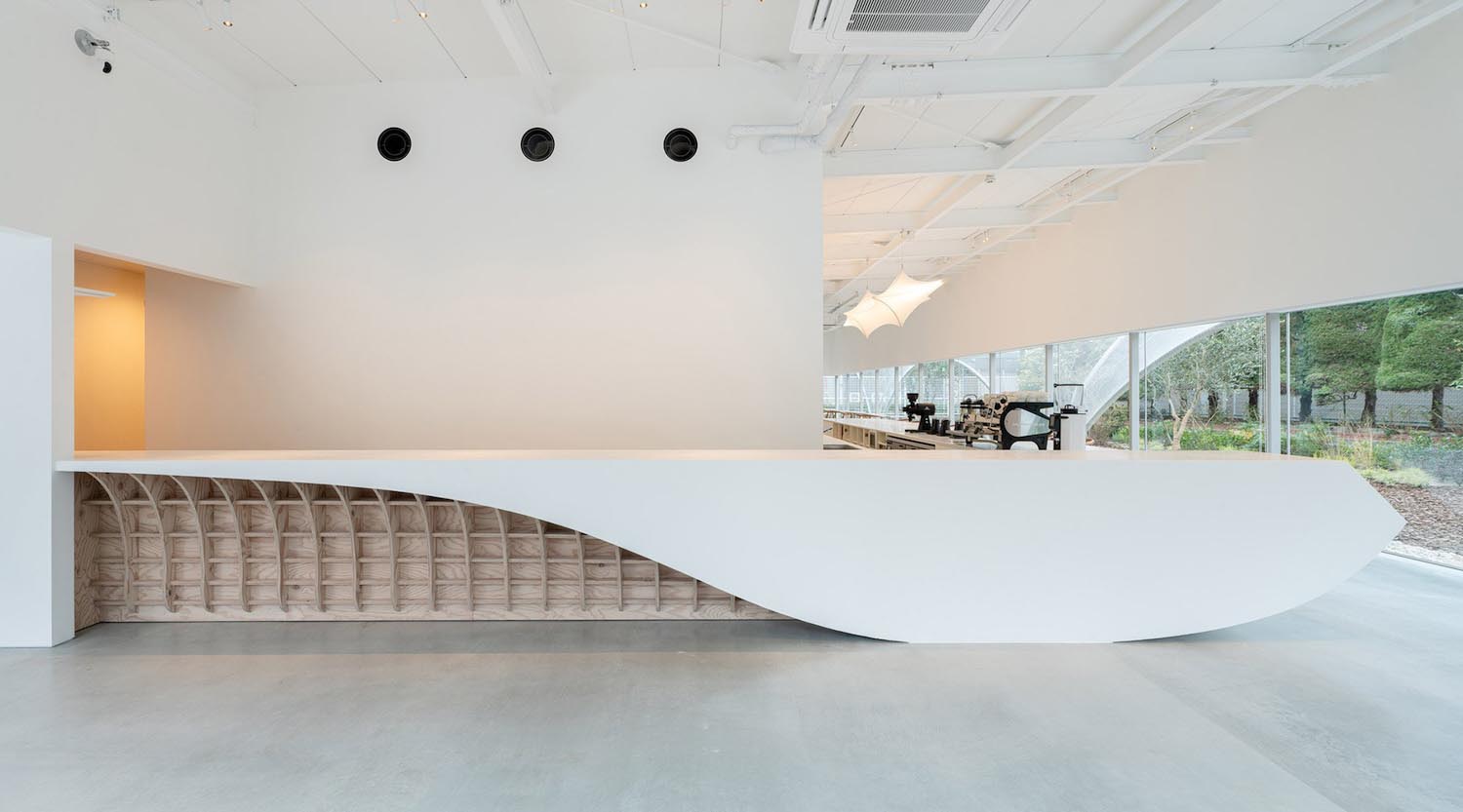 Cafetería Somme Café. Kengo Kuma. Arquitectura flotante