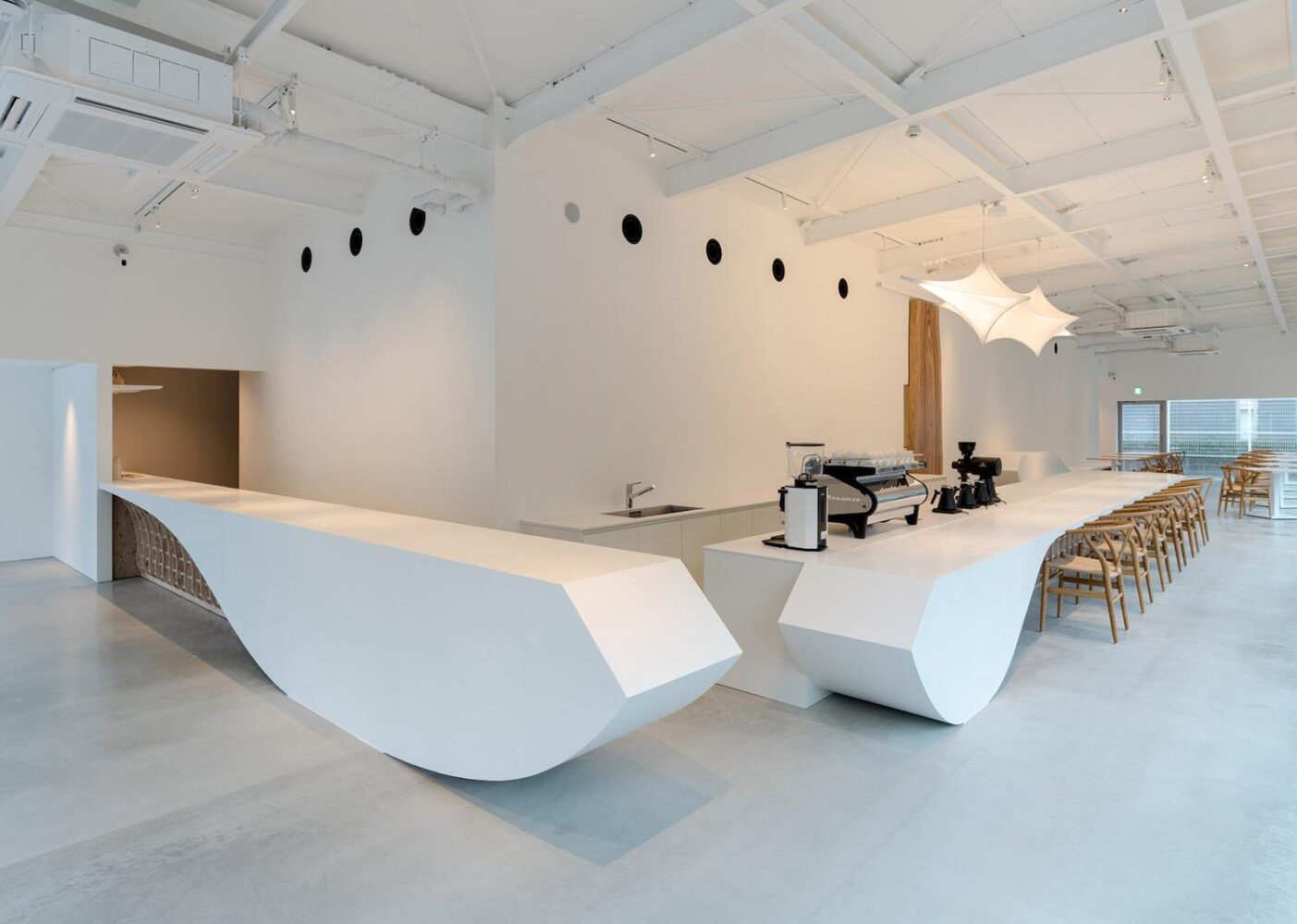 Cafetería Somme Café. Kengo Kuma. Arquitectura flotante