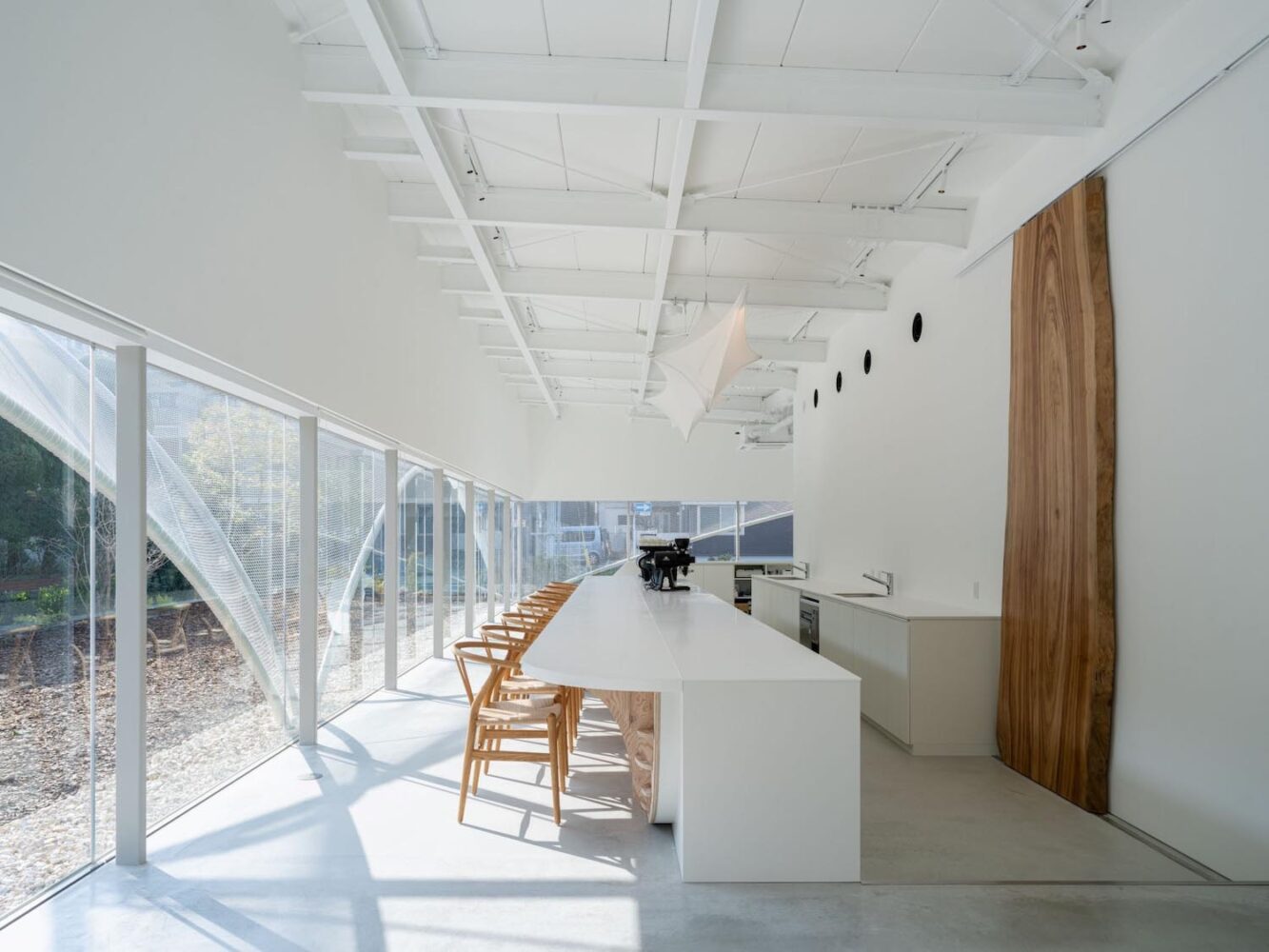 Cafetería Somme Café. Kengo Kuma. Arquitectura flotante