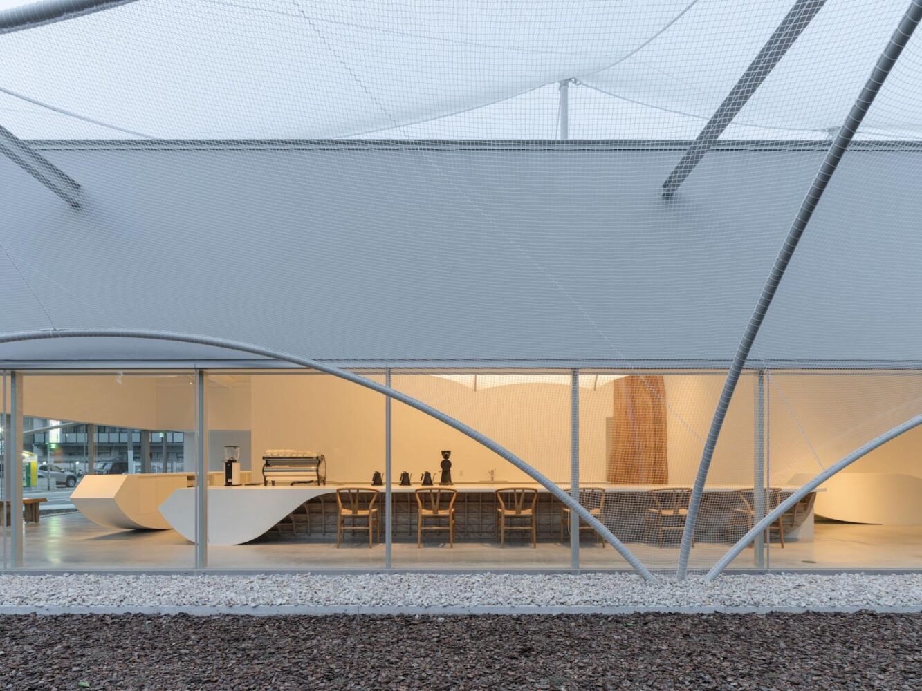 Cafetería Somme Café. Kengo Kuma. Arquitectura flotante