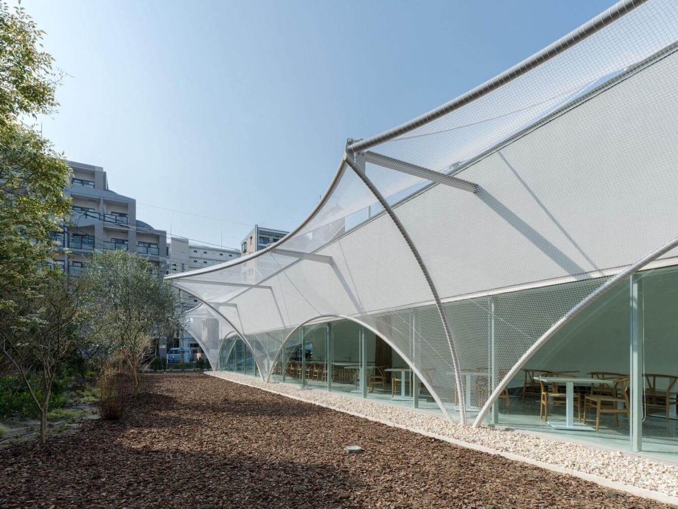 Cafetería Somme Café. Kengo Kuma. Arquitectura flotante