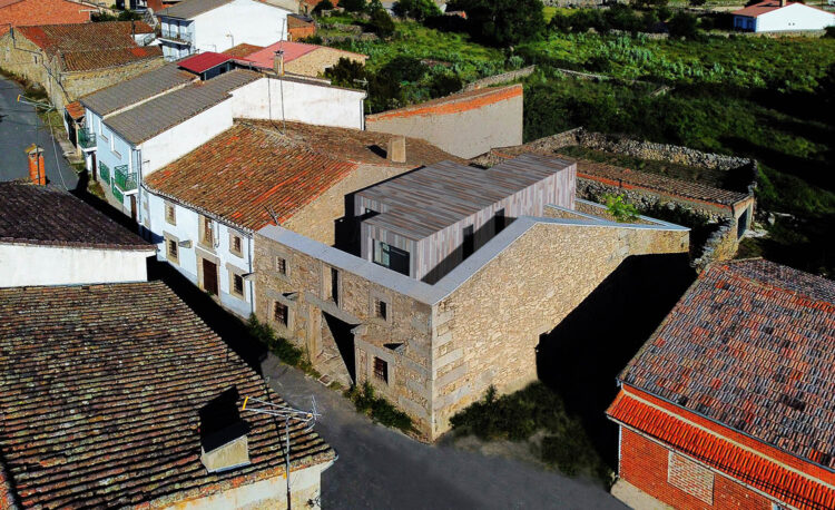 Casa Escondida. Hombre de Piedra. Nominación Premio Proyecto de Arquitectura. Premios ROOM 2025