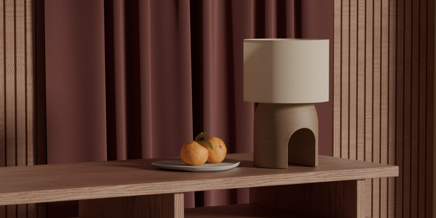 Lámpara de mesa con base de madera arqueada y pantalla textil, sobre estantería de roble frente a cortinas burdeos. Diseño conceptual de iluminación por Seba Morales