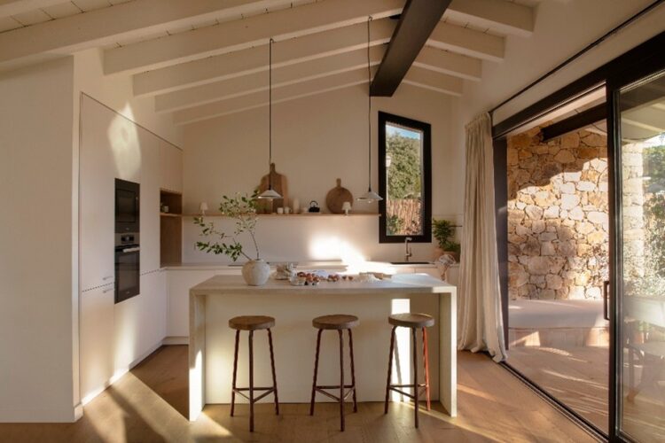 cocina abierta al salón con barra y taburetes altos