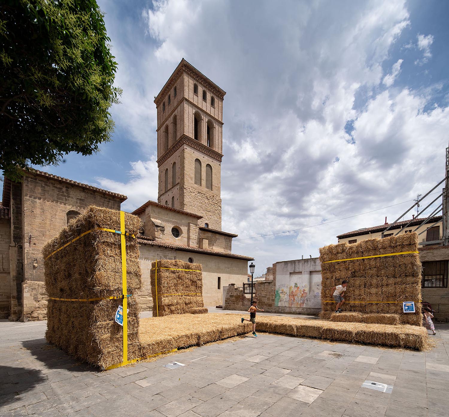 Dormir en el heno. Emil Ivãnescu + Simina Filat. Festival de Arquitectura Concéntrico 2025