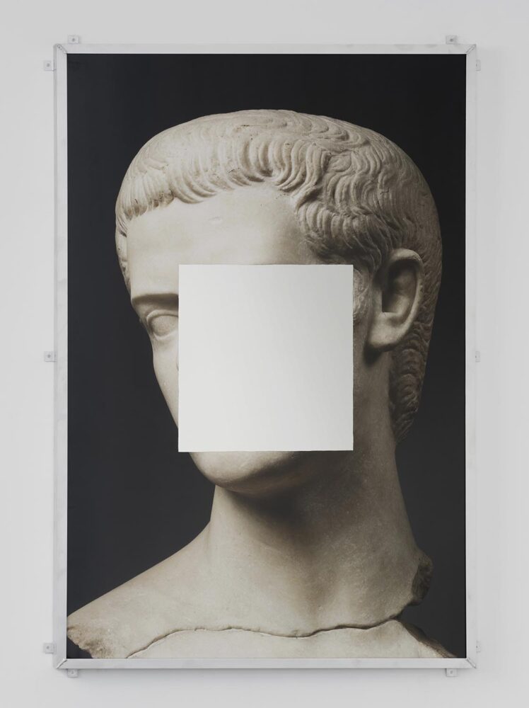 Mirror Error. Théo Mercier. Galerie mor charpentier, París, Francia. 2023