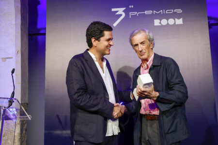 Daniel Lozano (Albar Estudio. Ganadores Premio ROOM Proyecto de Arquitectura 2024) entre el Premio ROOM Proyecto de Arquitectura 2025 a Rafael de la Hoz