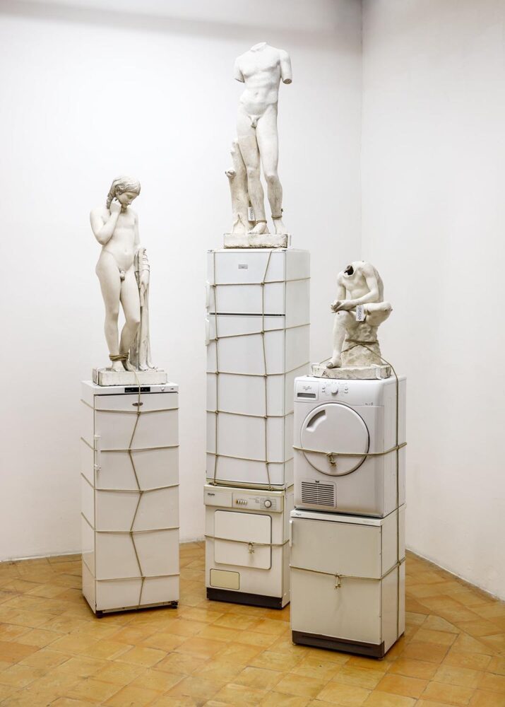 Antique Washing. Théo Mercier. Exposición Bad Timing, Villa Medicis 2023. Foto: © Erwan-Fichou