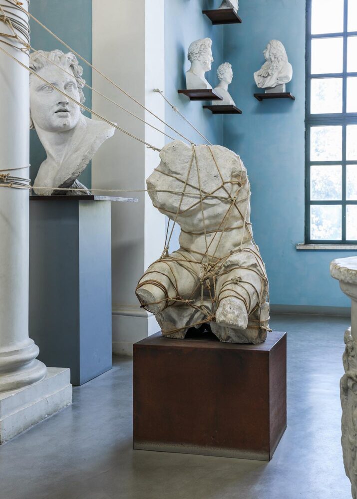 Catch of the night. Théo Mercier. Exposición Bad Timing, Villa Medicis 2023. Foto: © Erwan-Fichou