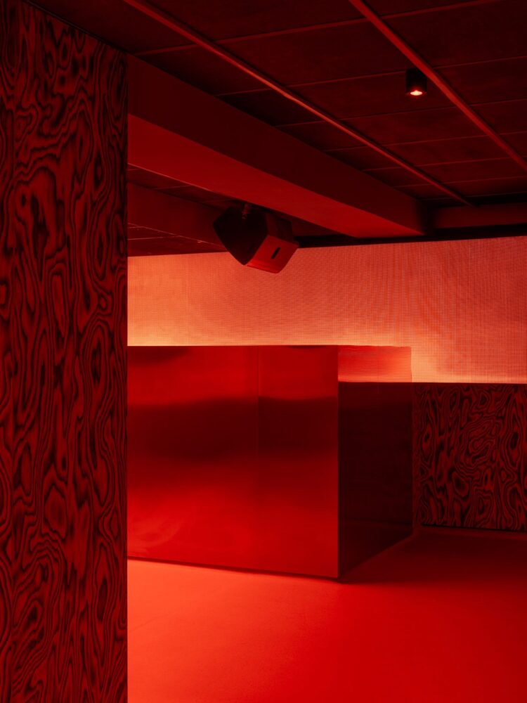 Clap Studio, Oven club, templo rojo