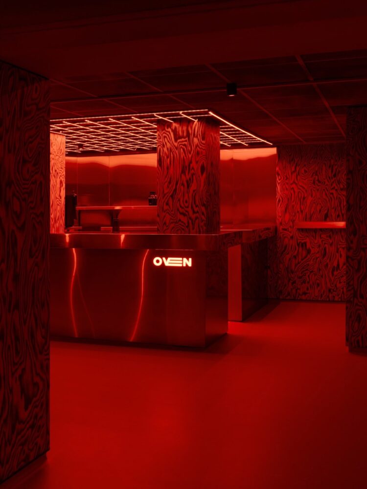 Clap Studio, Oven club, templo rojo