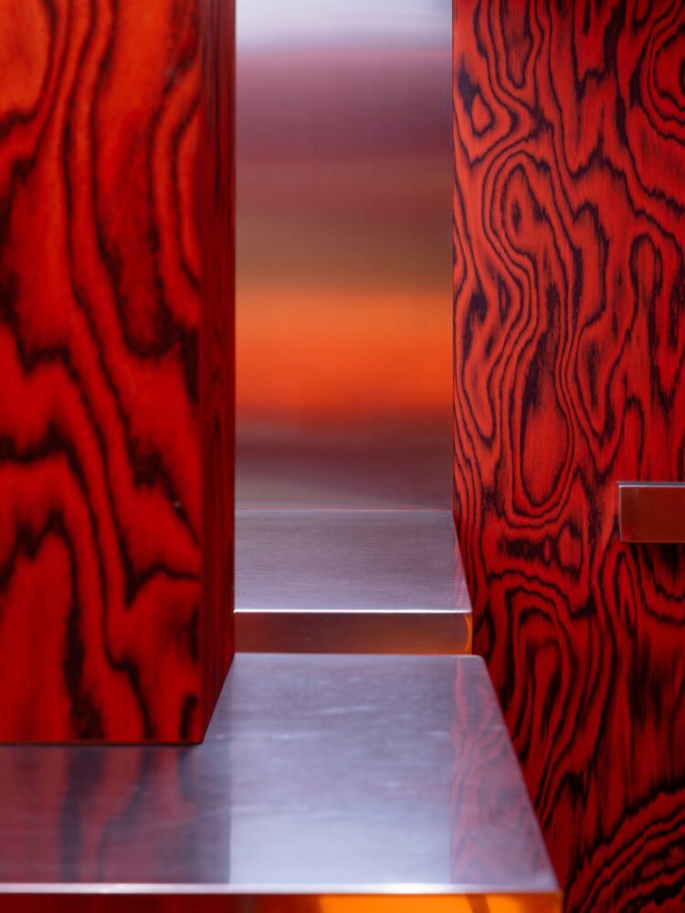 Clap Studio, Oven club, templo rojo