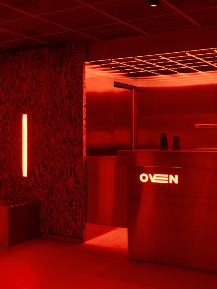 Clap Studio, Oven club, templo rojo