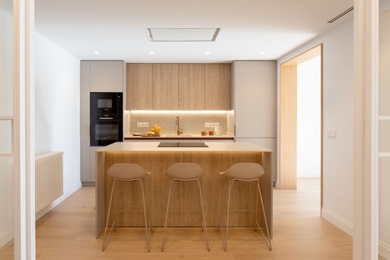 cocina moderna en tonos blanco y madera