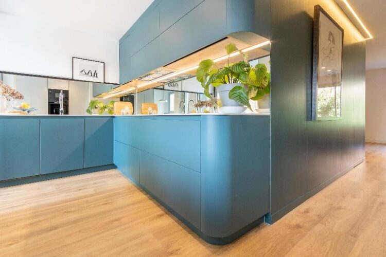 cocina esquinera en tonos azules