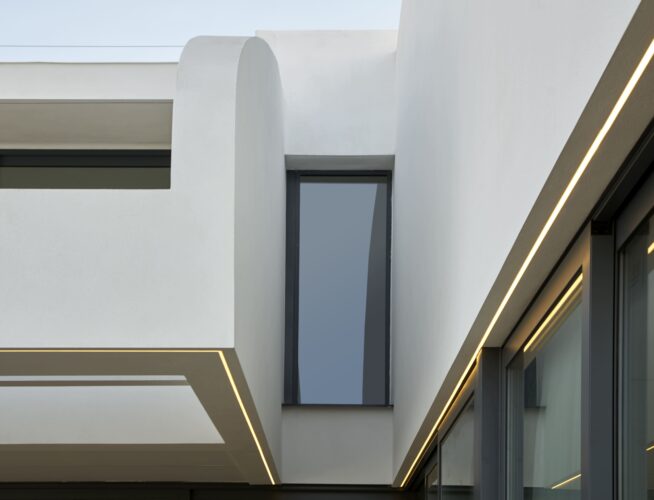 Arquitectura minimalista y contemporánea en Torre en Conill con énfasis en materiales contrastados.