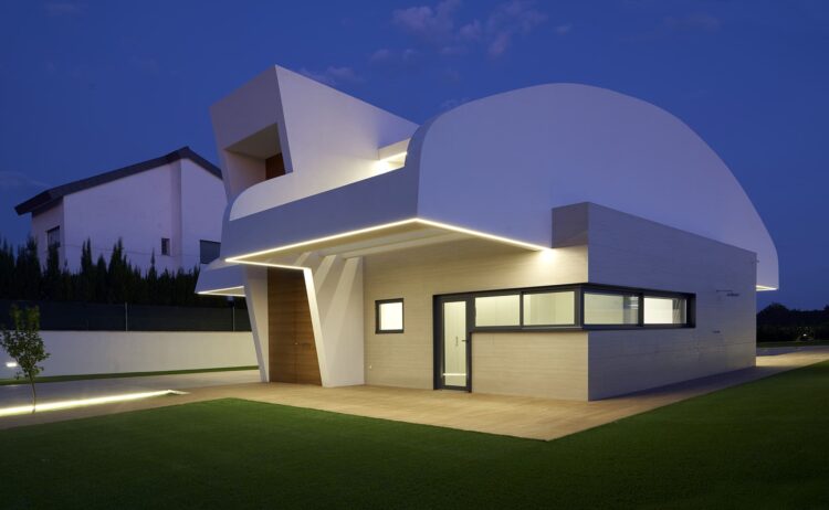 Casa de diseño contemporáneo con conexión entre volúmenes curvados en Bétera.