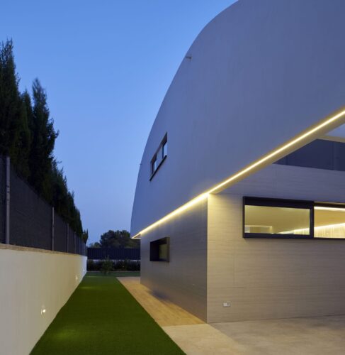 Proyecto residencial contemporáneo de rgb arquitectos en Bétera con volúmenes curvos y contrastes de fachada.