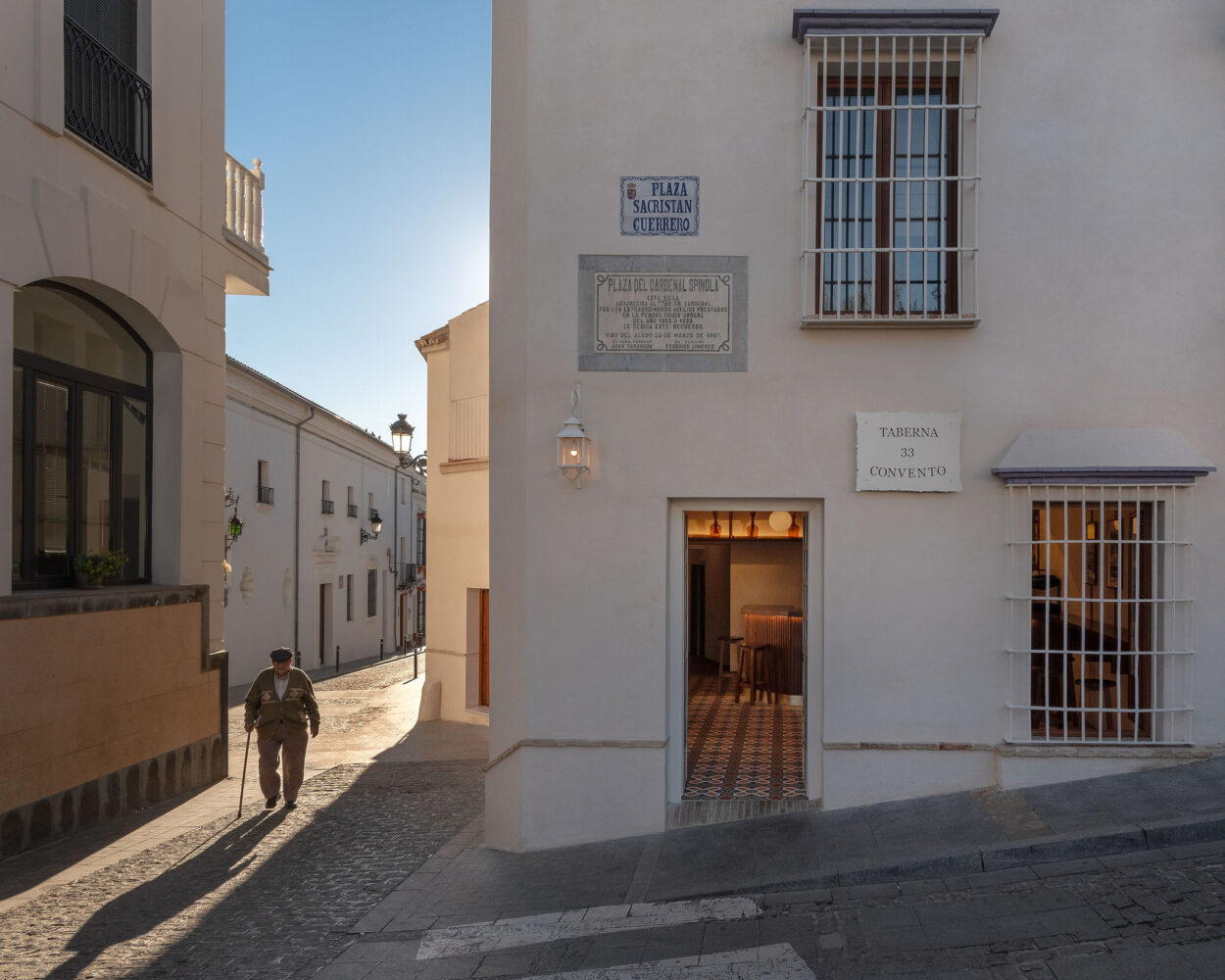 Fachada de taberna andaluza con acabado mortero a la cal