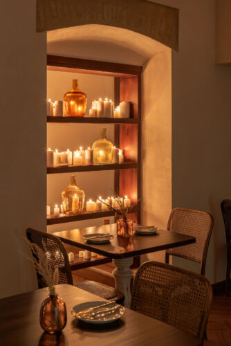 Interior de taberna andaluza contemporanea con velas