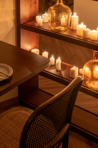 Interior de taberna andaluza contemporanea con velas