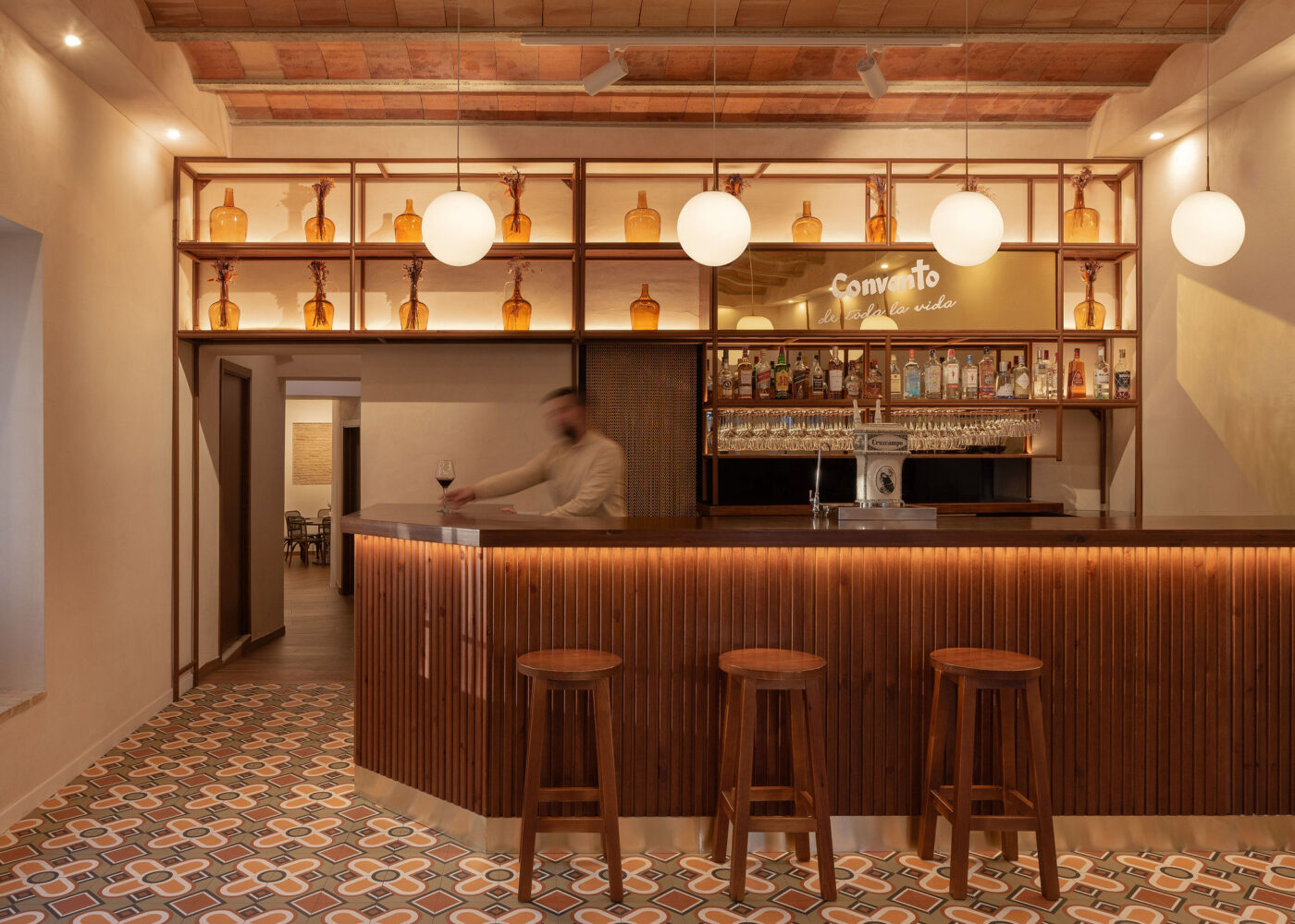 Interior de taberna andaluza contemporanea