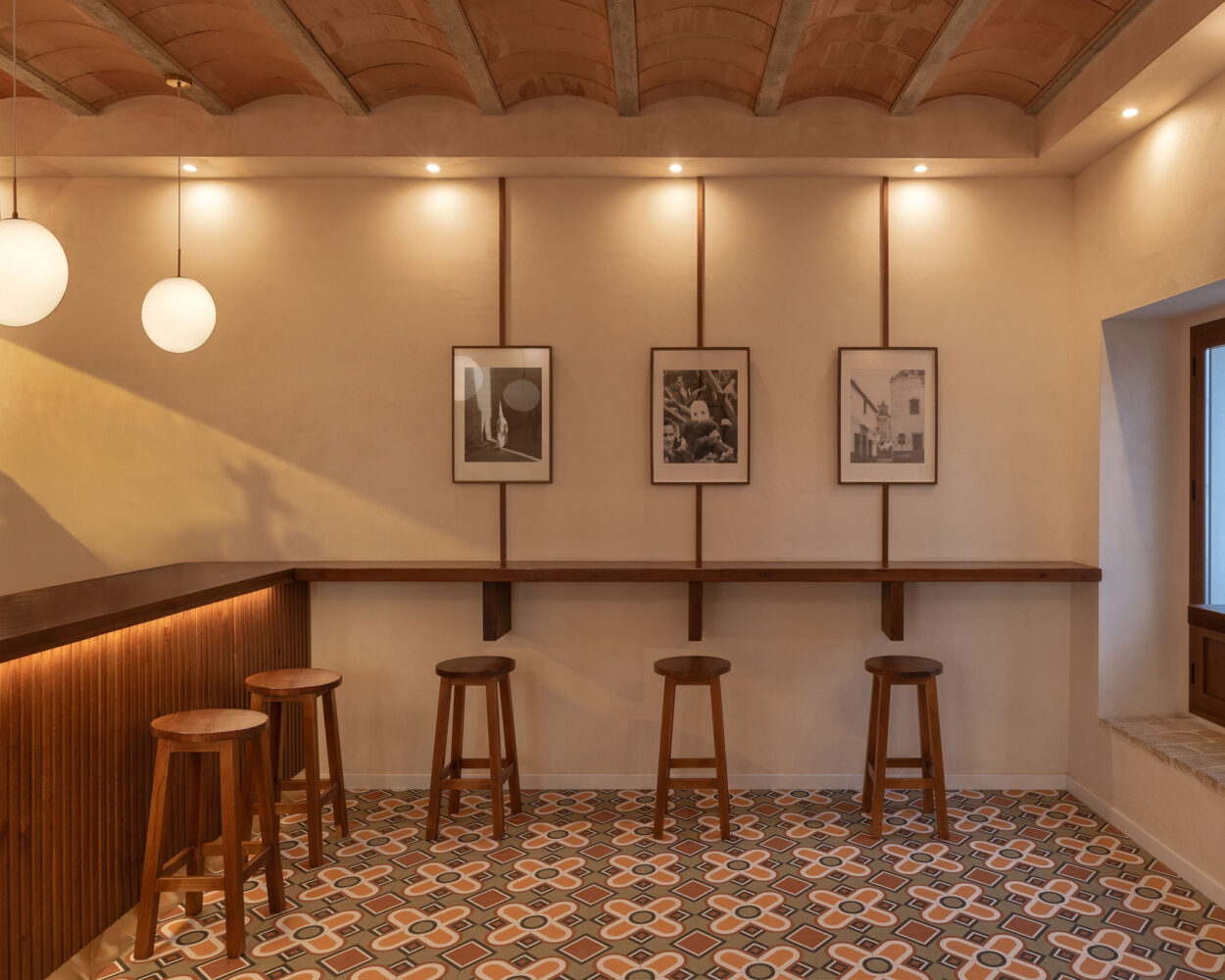 Interior de taberna andaluza contemporanea con fotos de Semana Santa
