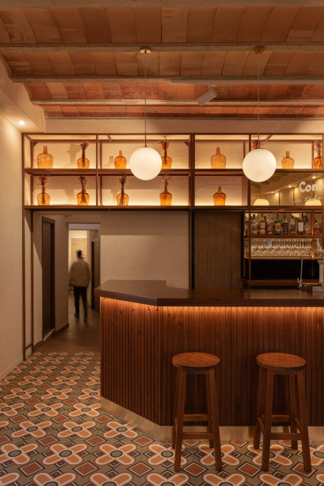 Interior de taberna andaluza contemporanea