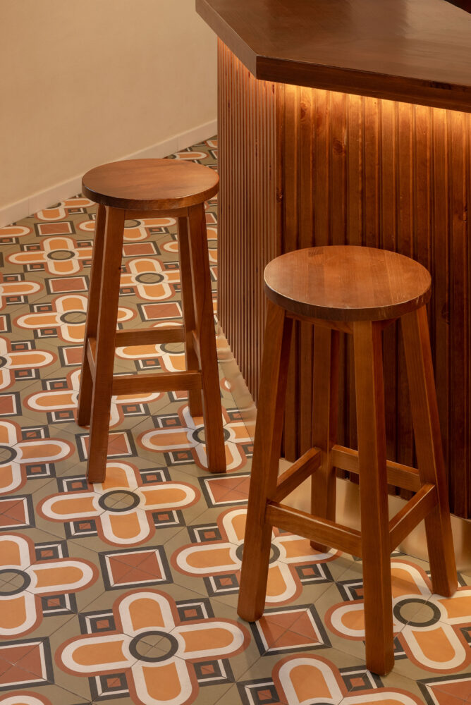 Interior de taberna andaluza contemporanea